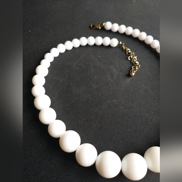 Elegant White Faux Pearl Necklace - Picture 3 of 9